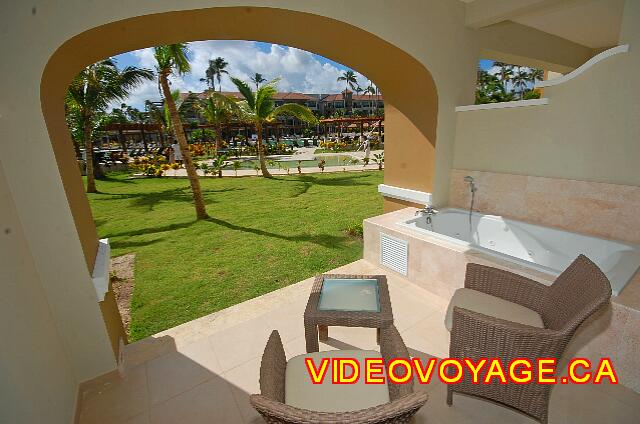 Republique Dominicaine Punta Cana Larimar Punta cana Un bain tourbillon sur le balcon.