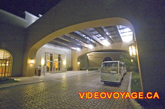 Republique Dominicaine Punta Cana Larimar Punta cana The entrance to the hotel at night.