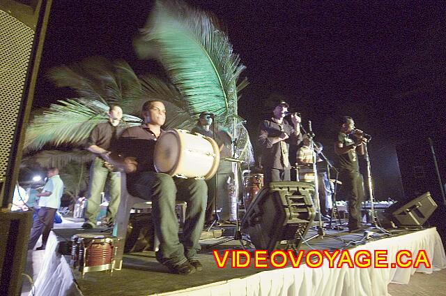 Republique Dominicaine Punta Cana Excellence Punta Cana Sur la terrasse extérieur près de l'amphithéâtre, une scène avec un orchestre pour danser. Avant le spectacle.