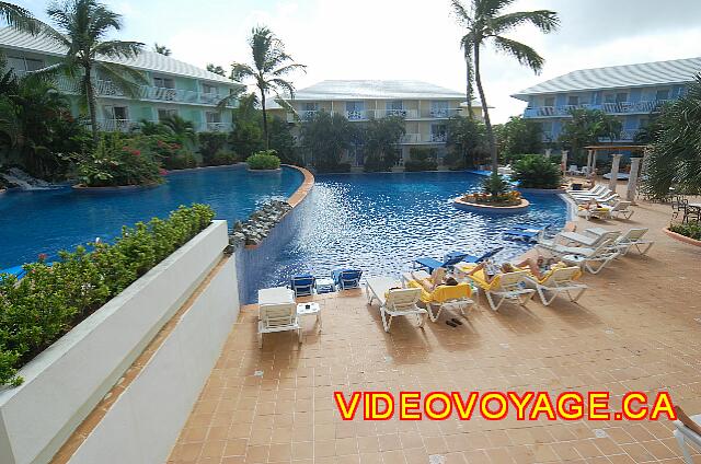 Republique Dominicaine Punta Cana Excellence Punta Cana La piscine avec 2 niveaux. Quelques chaises longues dans la piscine.