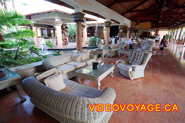 Republique Dominicaine Punta Cana Excellence Punta Cana Les sofas dans le Lobby le jour.