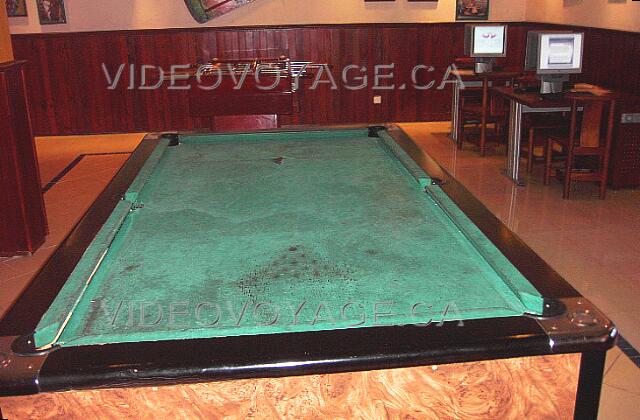 Republique Dominicaine Punta Cana Grand Palladium Punta Cana Res Une table de billard au bar sportif.