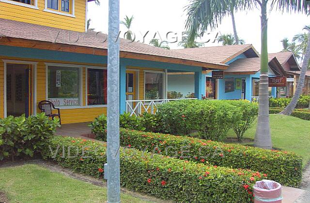 Republique Dominicaine Punta Cana Grand Palladium Punta Cana Res A center of the photograph, a hair salon and shops.