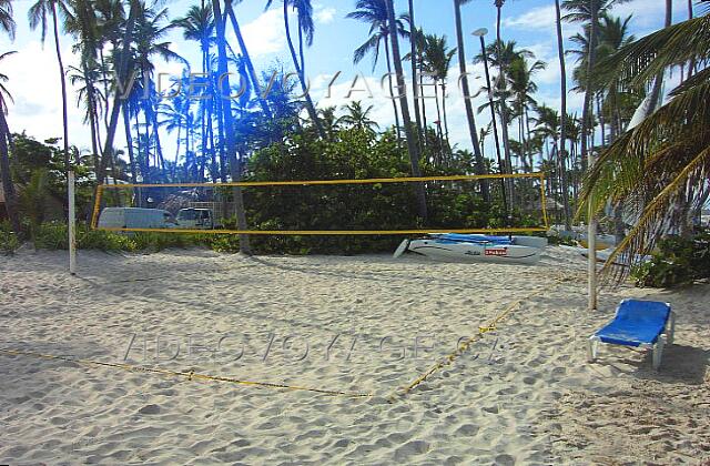 Republique Dominicaine Punta Cana Grand Palladium Punta Cana Res A volleyball court that is located on the beach of the Fiesta Beach.