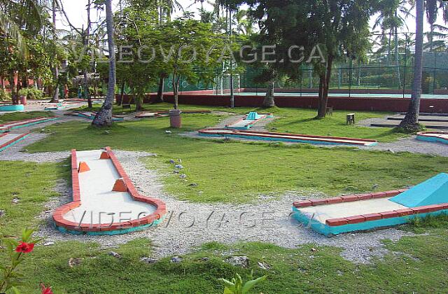 Republique Dominicaine Punta Cana Grand Palladium Punta Cana Res A mini-golf course in the center of Fiesta Resort