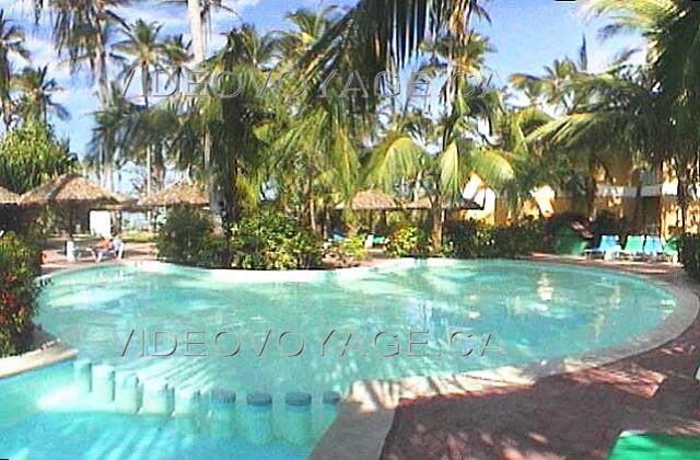 Republique Dominicaine Punta Cana Grand Palladium Punta Cana Res Une portion de la piscine pour les enfants qui est moins profonde et limité par des cylindres de ciment. Cette portion de la piscine est très belle.  Peu de soleil dans la piscine, cela évite les coups de soleil aux jeunes enfants qui demeurent parfois longtemps dans la piscine.