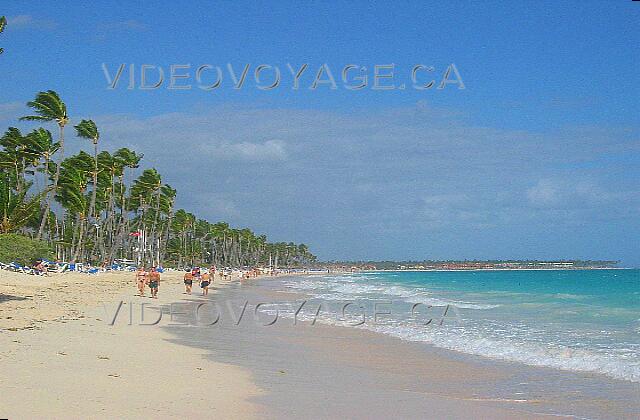 Republique Dominicaine Punta Cana Grand Palladium Punta Cana Res La plage en direction nord. Vous pouvez marcher plusieurs kilomètres sur la plage dans les deux directions.