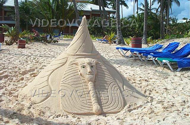 Republique Dominicaine Punta Cana Grand Palladium Punta Cana Res Beacoup de touristes s'amusent à faire de véritable oeuvre d'art avec le sable sur la plage.