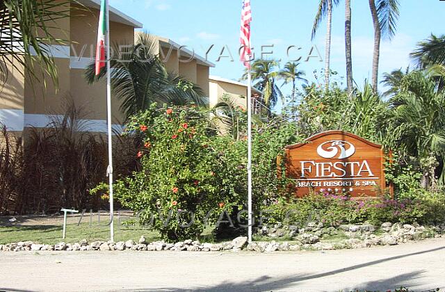 Republique Dominicaine Punta Cana Grand Palladium Punta Cana Res L'entrée du site de l'hôtel Fiesta Barch.  Nous appercevons à gauche le batiment 2000, un des trois batiments qui habritent les chambres.