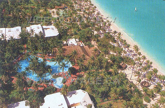 Republique Dominicaine Punta Cana Grand Palladium Punta Cana Res Une vue aérienne du site du Fiesta Beach. Les principales composantes y sont regroupées: deux des trois batiments habritant les chambres, la piscine, le bar de la piscine ,le restaurant buffet La Uva et la plage.