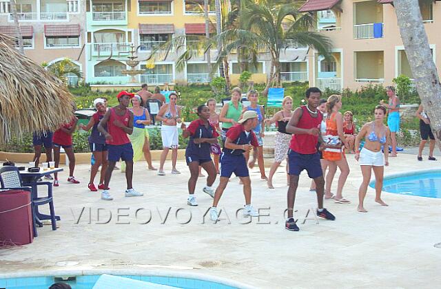 Republique Dominicaine Punta Cana Grand Palladium Palace Resort Un cours de danse sur le bord de la piscine du Royal Suites.