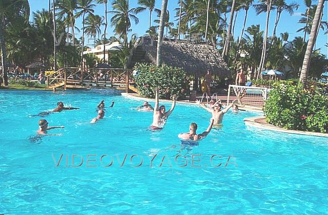 Republique Dominicaine Punta Cana Grand Palladium Palace Resort Des parties de waterpolo dans la piscine du Palace.