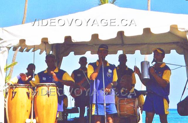 Republique Dominicaine Punta Cana Grand Palladium Palace Resort Un groupe de musique sur le bord de la plage du Palace.