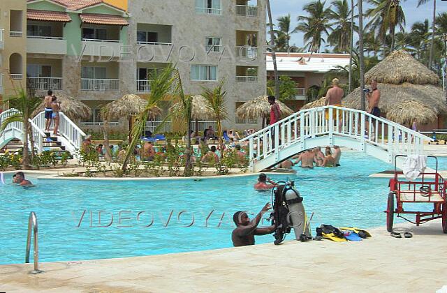 Republique Dominicaine Punta Cana Grand Palladium Palace Resort Des cours de plongé sous-marine sont offert dans la piscine du Royal Suites.