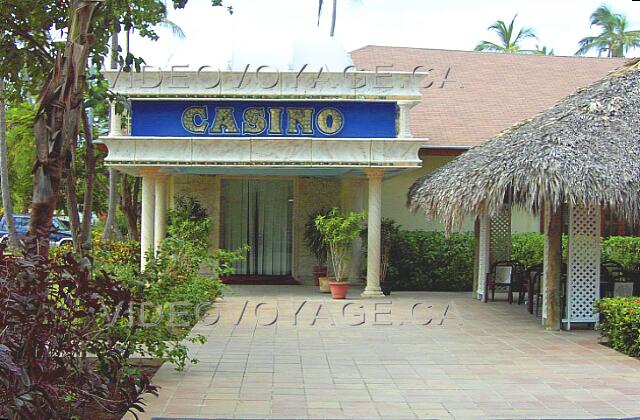 Republique Dominicaine Punta Cana Grand Palladium Palace Resort Le Casino est près du Lobby du Palace.  Plus de 80 machine à sous sont disponibles.