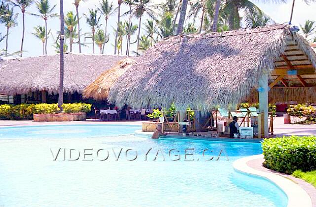 Republique Dominicaine Punta Cana Grand Palladium Palace Resort Palacio del bar de la piscina.