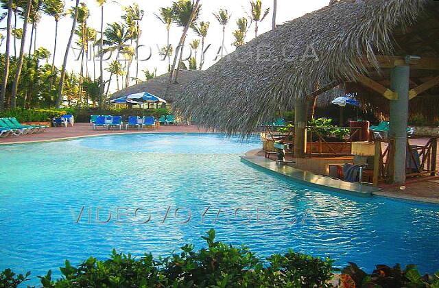 Republique Dominicaine Punta Cana Grand Palladium Palace Resort El bar de la piscina es un pequeño bar directamente en la piscina antes de la renovación en noviembre de 2004.