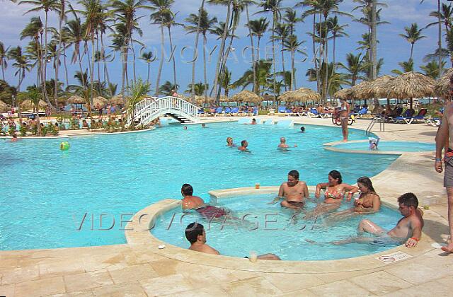 Republique Dominicaine Punta Cana Grand Palladium Palace Resort The pool at the Royal suite. Many round that allow customers to Assir in the pool. They are very popular.