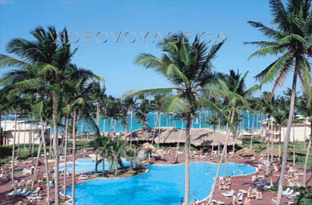 Republique Dominicaine Punta Cana Grand Palladium Palace Resort Une vue aérienne de la piscine. Entre la piscine et la plage se trouve le restaurant bar El Bohio.