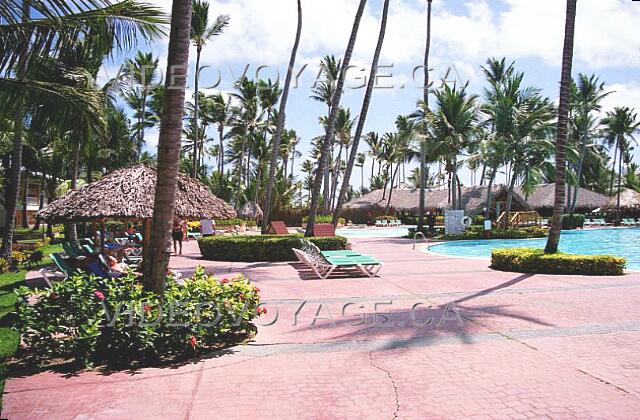 Republique Dominicaine Punta Cana Grand Palladium Palace Resort Autour de la piscine il y a beaucoup d'espace. En novembre 2004, la piscine fut rénové.