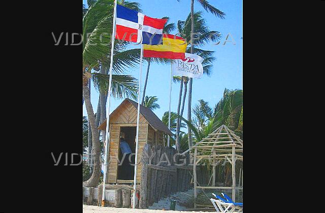 Republique Dominicaine Punta Cana Grand Palladium Palace Resort El puesto de guardia en la playa en la entrada del sitio. La posición de la guardia lado sur está más cerca, porque la fiesta termina en el inicio de un pequeño pueblo, con muchos restaurantes y tiendas.