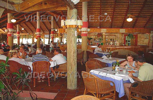 Republique Dominicaine Punta Cana Grand Palladium Palace Resort Le restaurant Bar El Bohio.  L'intérieur est chaleureux et bien présenté pou un restaurant de la plage.