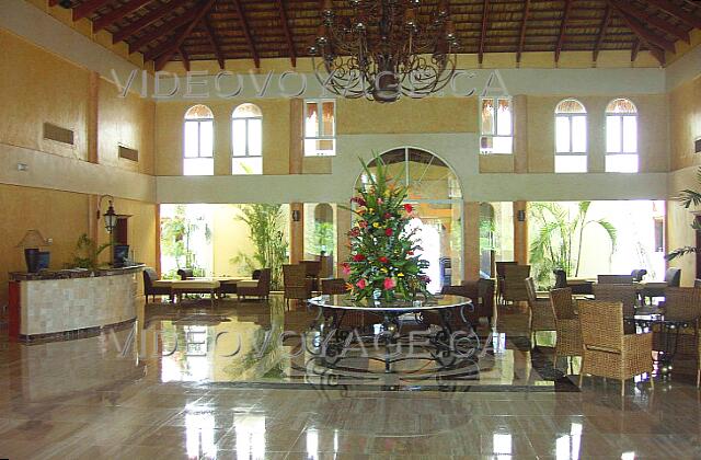 Republique Dominicaine Punta Cana Grand Palladium Palace Resort El Vestíbulo de la sección de Royal Suite desde otro ángulo. Hay pocos servicios disponibles en el Royal Suite ahora.