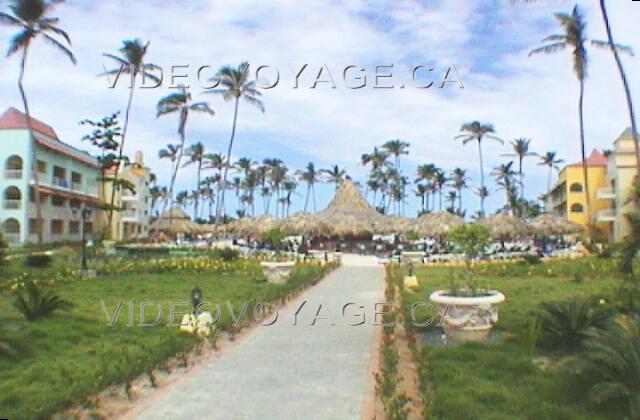 Republique Dominicaine Punta Cana Grand Palladium Palace Resort Vista desde la Suite Real del vestíbulo hacia el mar. El diseño de los edificios de las Royal Suites formar una U abierta al mar. En el centro del bar de la piscina y la piscina.