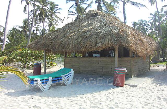 Republique Dominicaine Punta Cana Grand Palladium Bavaro Resort Un des 6 bars sur la plage du Complexe Fiesta. Deux de ces bars se retrouvent directement sur la plage du Fiesta Palladium.