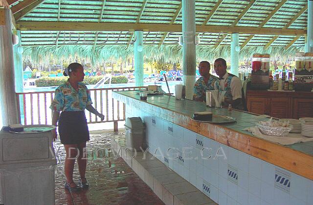 Republique Dominicaine Punta Cana Grand Palladium Bavaro Resort Le bar de la piscine possède un comptoir à l'extérieur de la piscine.