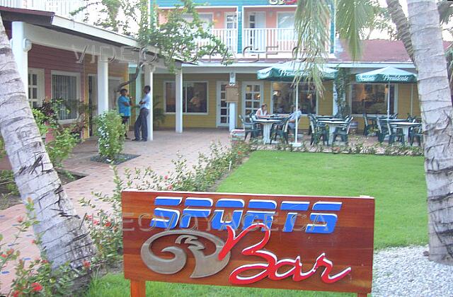 Republique Dominicaine Punta Cana Grand Palladium Bavaro Resort Le Sports Bar est assez récent. Une belle terrasse nous acceuil à l'entrée.