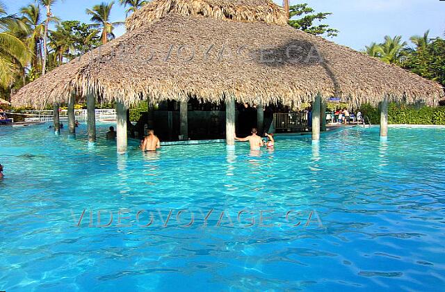 Republique Dominicaine Punta Cana Grand Palladium Bavaro Resort Le bar de la piscine offre un très grand comptoir avec de nombreux sièges dans la piscine.