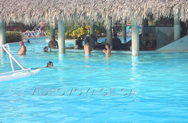 Republique Dominicaine Punta Cana Grand Palladium Bavaro Resort Le bar de la piscine.