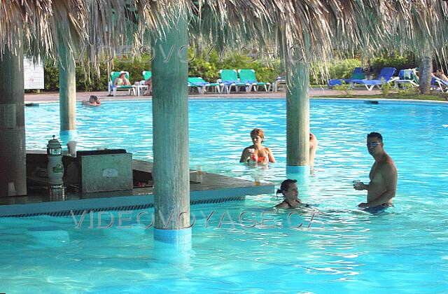 Republique Dominicaine Punta Cana Grand Palladium Bavaro Resort Le bar de la piscine Un des endroits le plus populaire du site.