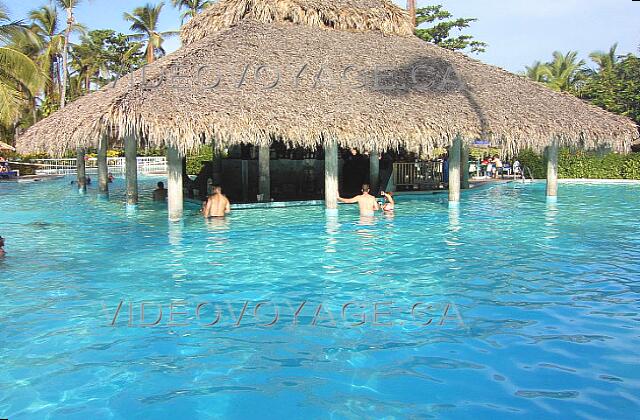 Republique Dominicaine Punta Cana Grand Palladium Bavaro Resort Un bar avec un grand comptoir dans le millieu de la piscine.