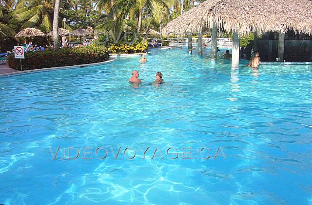 Republique Dominicaine Punta Cana Grand Palladium Bavaro Resort On retrouve des aménagements paysagers autour de la piscine.