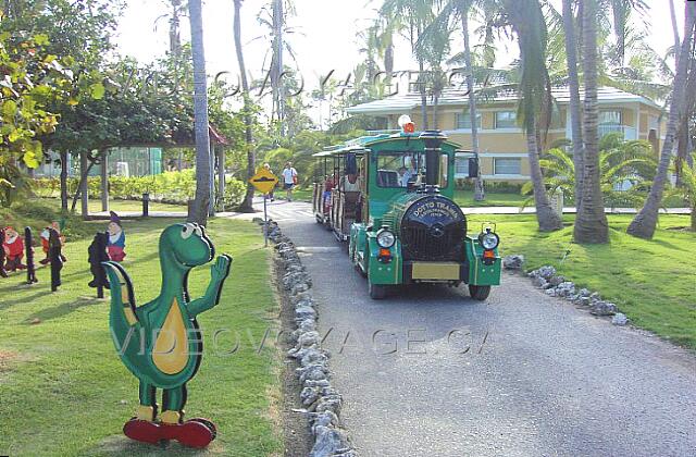 Republique Dominicaine Punta Cana Grand Palladium Bavaro Resort Un petit train fait la navette entre le Lobby et la plage. La chambre la plus éloigné de la plage se trouve à 400 mètres.