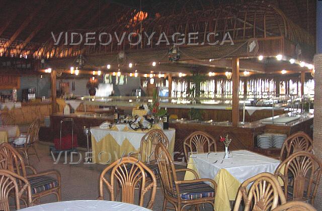 Republique Dominicaine Punta Cana Grand Palladium Bavaro Resort Le jour un buffet est servi. Le soir, c'est un restaurant à la carte avec réservation.