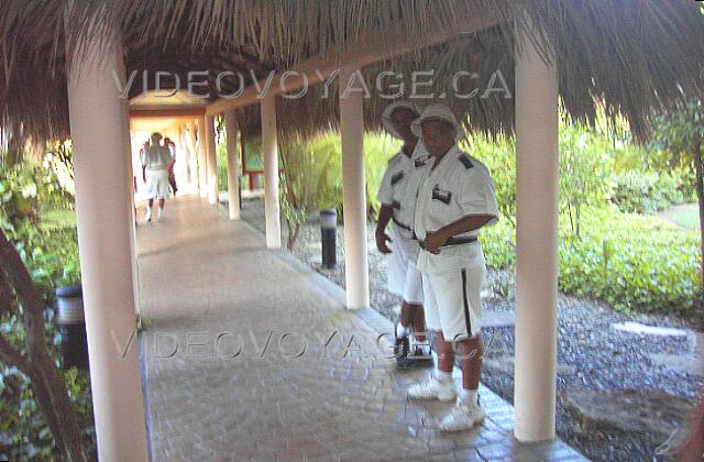 Republique Dominicaine Punta Cana Grand Palladium Bavaro Resort The lobby staff Clothing evokes almost the time of the explorers.