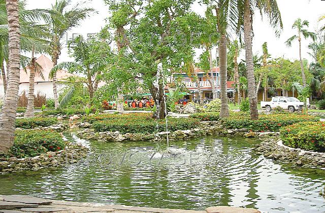 Republique Dominicaine Punta Cana Grand Palladium Bavaro Resort The vegetation is abundant. On the other side of the pond, the sports bar.