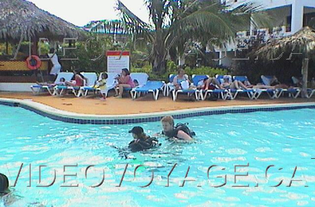 Republique Dominicaine Punta Cana Occidental Grand Punta Cana Un curso de buceo en la piscina pequeña cerca de la playa.