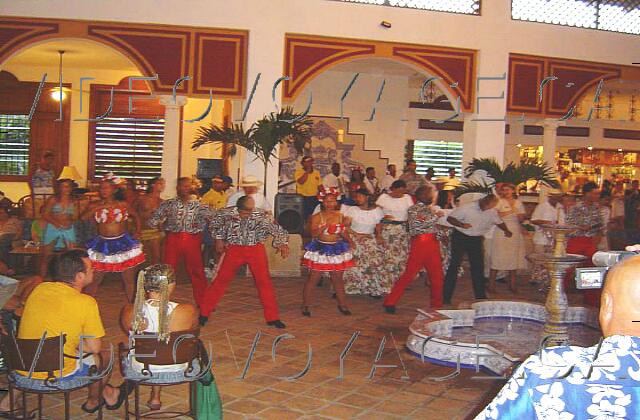 Republique Dominicaine Punta Cana Occidental Grand Punta Cana An animation in the Lobby Bar of the dance troupe.