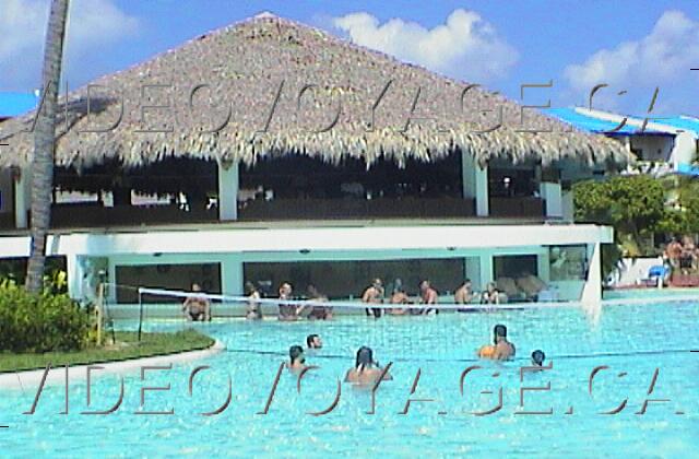 Republique Dominicaine Punta Cana Occidental Grand Punta Cana Vous pouvez jouer au volleyball dans la piscine principale.