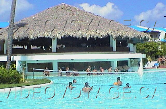 Republique Dominicaine Punta Cana Occidental Grand Punta Cana You can play volleyball in the main pool.