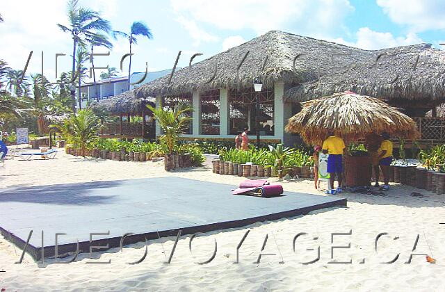 Republique Dominicaine Punta Cana Occidental Grand Punta Cana Sur la plage, l'espace d'animation. Les scéances d'aérobie ce font ici. À l'arrière le restaurant buffet de la plage.