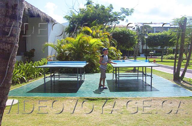 Republique Dominicaine Punta Cana Occidental Grand Punta Cana At the back of the buffet restaurant, two tennis tables.