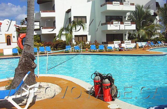 Republique Dominicaine Punta Cana Occidental Grand Punta Cana À la troisième piscine près de la plage, un espace de volleyball, les cours de plongé sous-margine et le Fun Club.