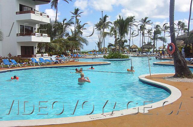 Republique Dominicaine Punta Cana Occidental Grand Punta Cana At the third pool, a polo practice draws on other players. To the right one can perceive partly Fun Club and at the bottom the sea.