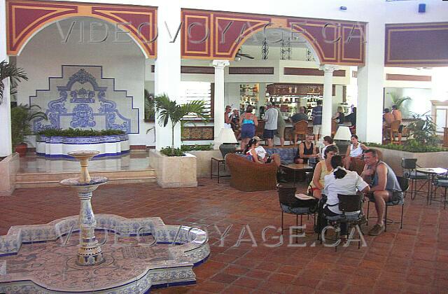 Republique Dominicaine Punta Cana Occidental Grand Punta Cana Le bar du  Lobby. Le bar se trouvant au fond à droite. Une grande salle avec des tables et  des sofas pour rencontrer des amis en voyage.