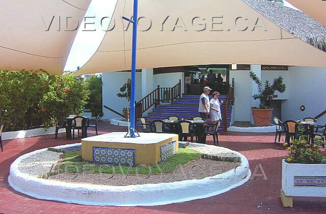 Republique Dominicaine Punta Cana Occidental Grand Punta Cana L'accès au snack bar de la piscine.